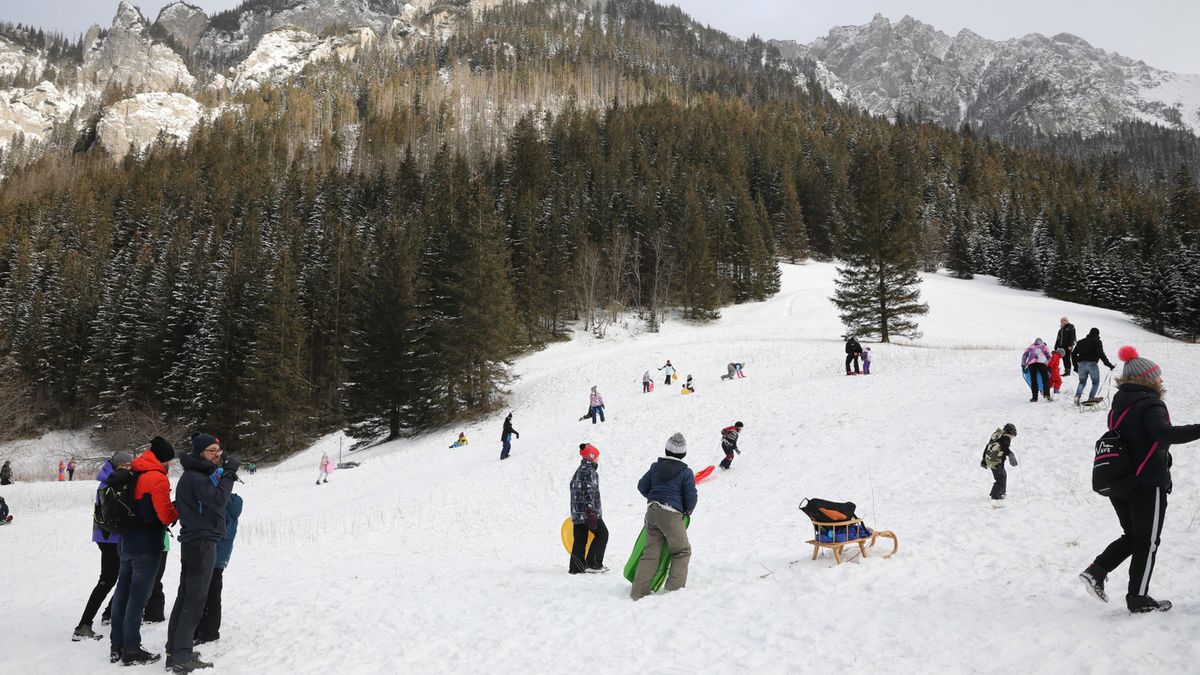 Mimo obostrzeń w weekend pojawiły się w górach wielu turystów. Na zdjęciu Dolina Kościeliska w Tatrach