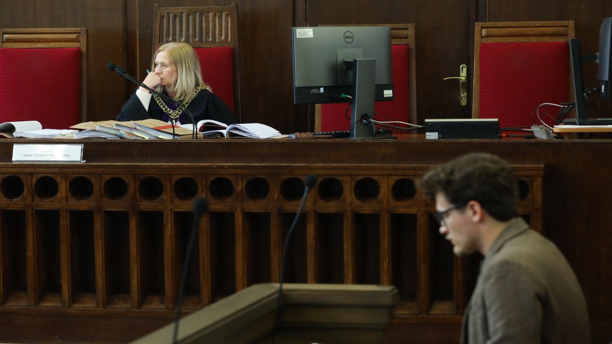 Sędzia Anna Wiesława Hordyńska (L) i obrońca, aplikant adwokacki