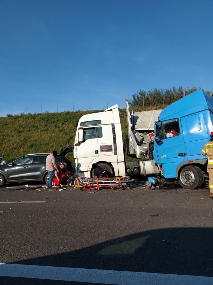 Zderzenie dwóch ciężarówek na drodze ekspresowej S17