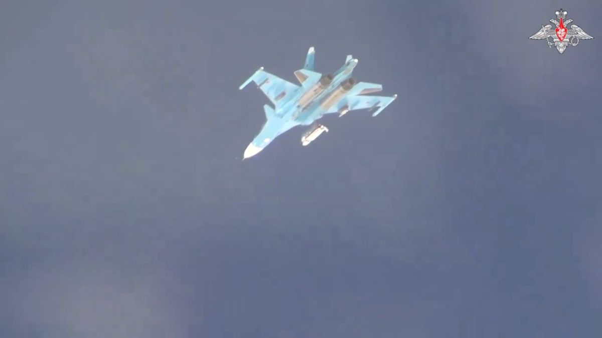 Su-34 zrzucający bombę FAB-3000 z modułem UMPK.