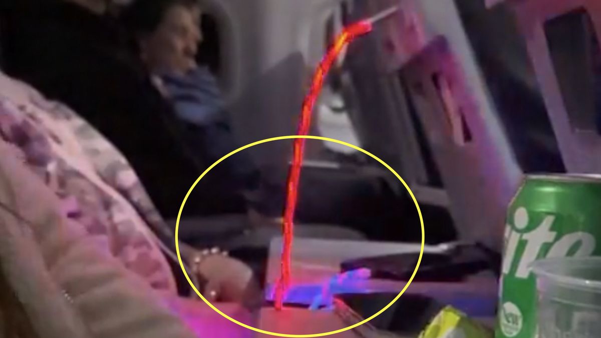 Podróżna korzystała ze świecącej ładowarki podczas sześciogodzinnego lotu