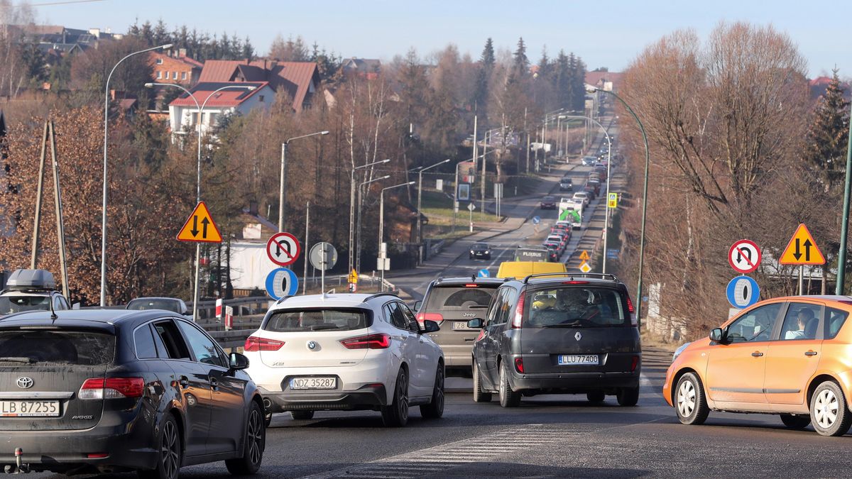 Nowy Targ ruch samochodowy na Zakopiance
Grzegorz Momot
korek, korki, na drodze, powroty, powr�t, ruch, ruch drogowy, ruch samochodowy, sylwester, sylwestrowa, wzmo�ony, zakopianka, samochody