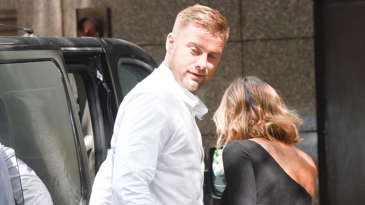 Artur Boruc i Sara Mannei wsiadają do auta