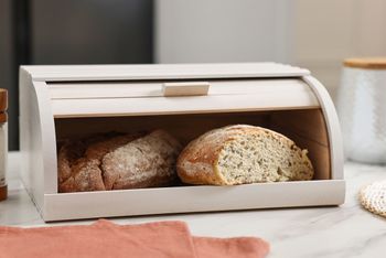 Włóż do chlebaka, a pieczywo zachowa świeżość na dłużej. Trik podpowiedziała mi pani w piekarni