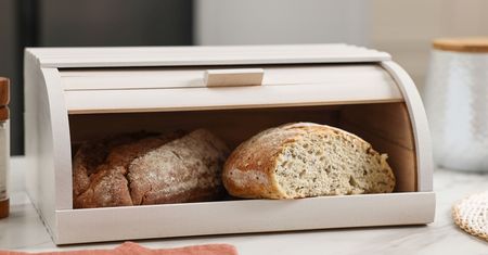 Włóż do chlebaka, a pieczywo zachowa świeżość na dłużej. Trik podpowiedziała mi pani w piekarni