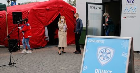 Szczepienia na placu Zamkowym przedłużone o kolejny dzień. Wiemy, ile szczepionek zostało