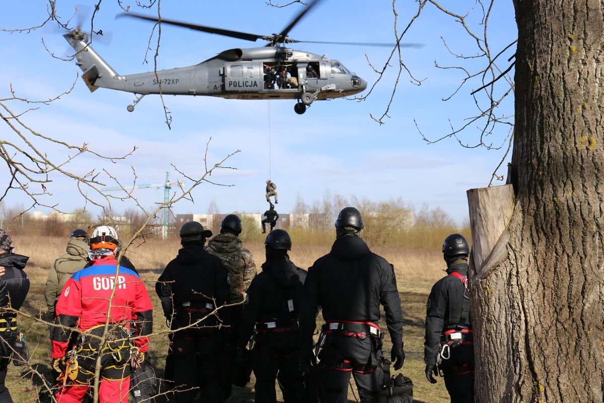 policyjny śmigłowiec BLACK HAWK