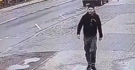 Szedł ulicą i zobaczył polską flagę w kałuży. Nagranie z Radomia jest hitem