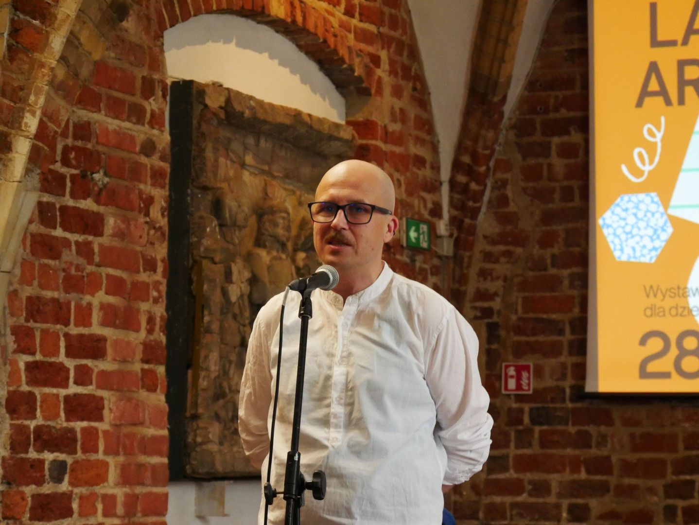 W sobotę 28 czerwca w Muzeum Architektury we Wrocławiu uroczyście otwarto wyjątkową wystawę „Laboratorium Architektury” – pierwszą w historii placówki ekspozycję stworzoną z myślą o dzieciach i dorosłych. To interaktywna przestrzeń, w której najmłodsi mogą nie tylko oglądać, ale przede wszystkim dotykać, budować i eksperymentować!
