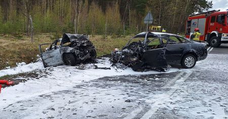 Auta spłonęły. Policja ustaliła, kto był w środku. Tragedia na DK58