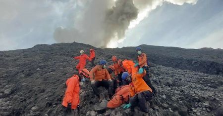 Działo się we wtorek w nocy. Dwa razy więcej zabitych turystów w erupcji wulkanu