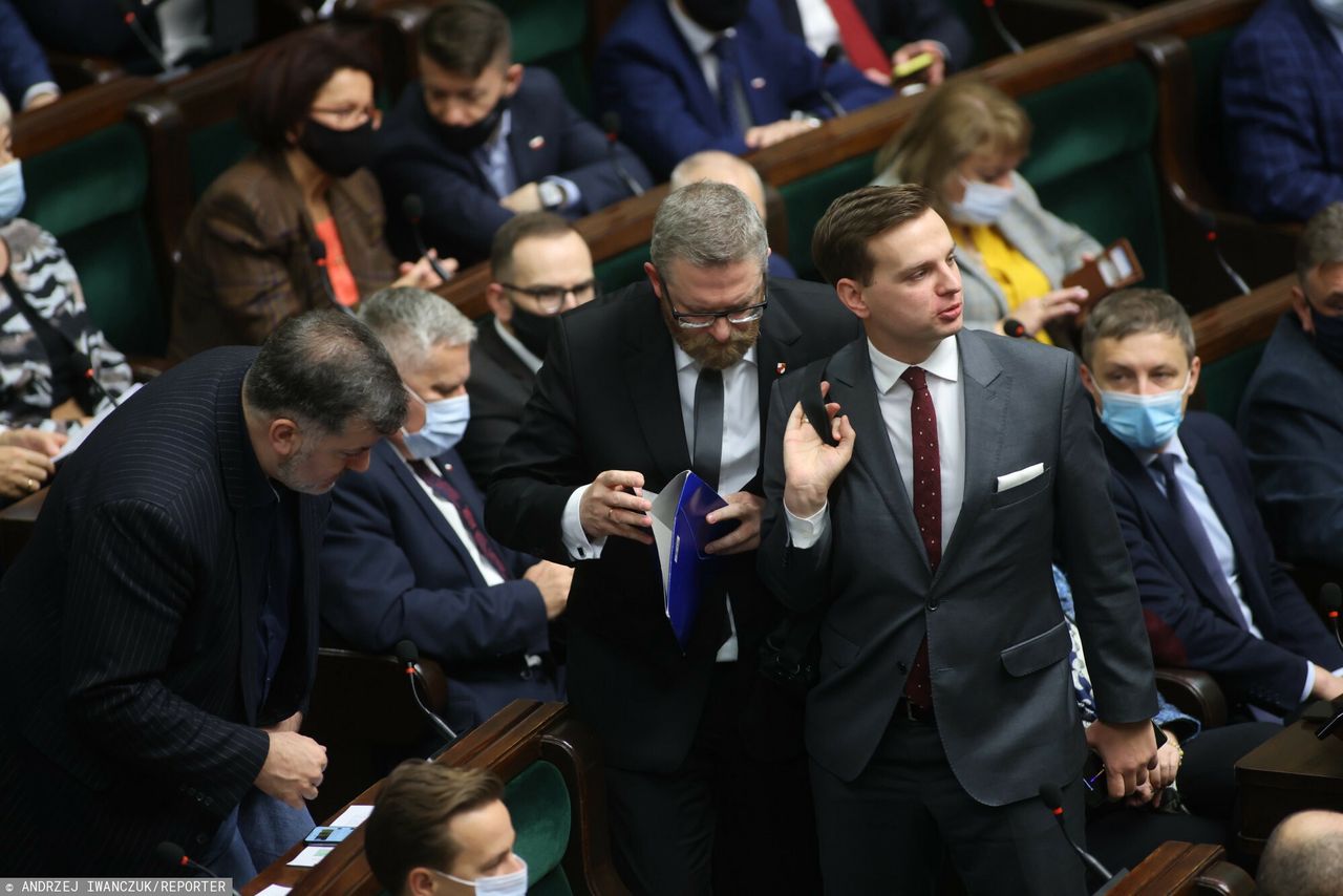 Gorąco w Sejmie. Posłowie Konfederacji wykluczeni z obrad 