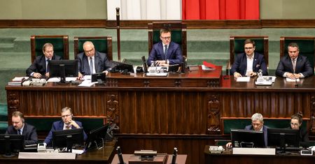 Zaskakujące informacje ws. Hołowni. Może zostać na stanowisku