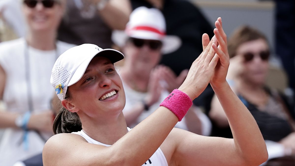 Iga Swiatek of Poland reacts after winning against Karolina Muchova of the Czech Republic in their Women's final match during the French Open Grand Slam tennis tournament at Roland Garros in Paris, France, 10 June 2023. EPA/CHRISTOPHE PETIT TESSON Dostawca: PAP/EPA.