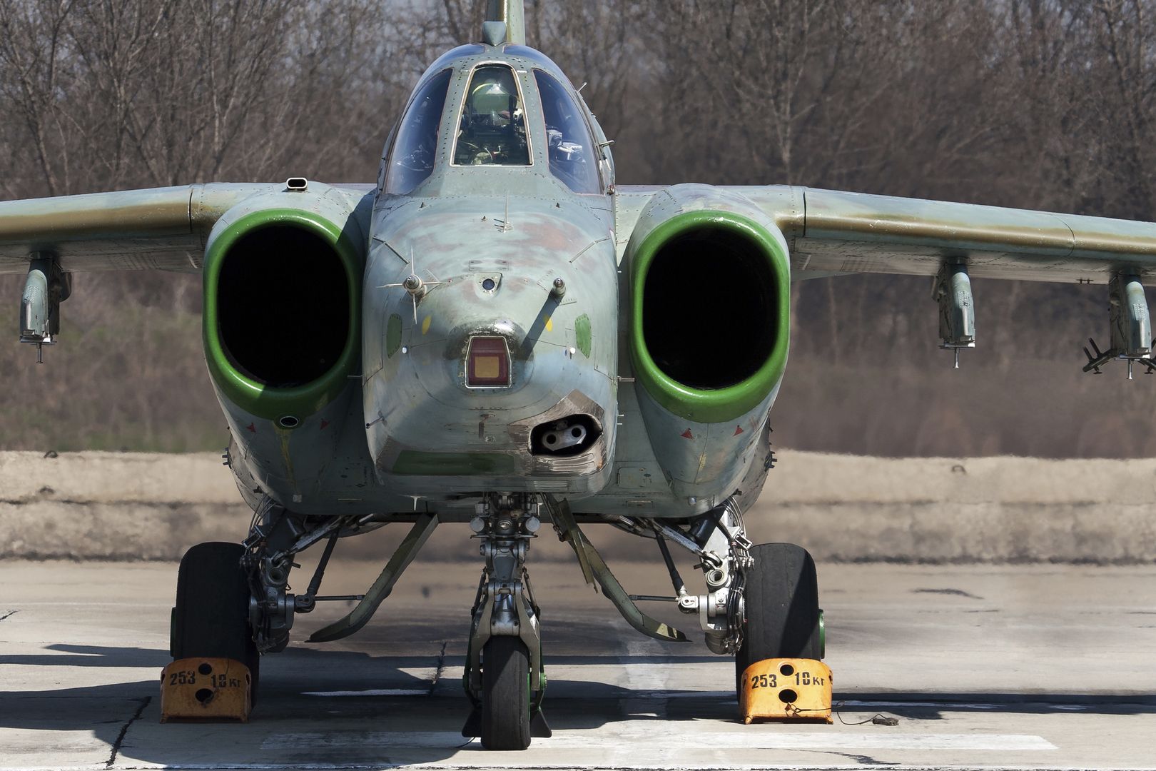 Su-25K - zdjęcie ilustracyjne (widać na nim maszynę należącą do Sił Powietrznych Bułgarii)K sits ready during Exercise Thracian Spring 2009 at Bezmer Air Base, Bulgaria.Anton Balakchiev/Stocktrek Imageair force, airbase, aircraft, airplane, bezmer air base, bulgaria, bulgarian air force, bulgarian armed forces, chock, color image, day, engine, exercise thracian spring, fighter jets, fighter planes, foreign military, front view, horizontal, jet, jetfighter, military, no people, outdoors, parked, photography, plane, readiness, single object, static, stationary, sukhoi su-25, transportation