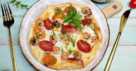 Omlet z samych białek z krewetkami i pomidorkami koktajlowymi