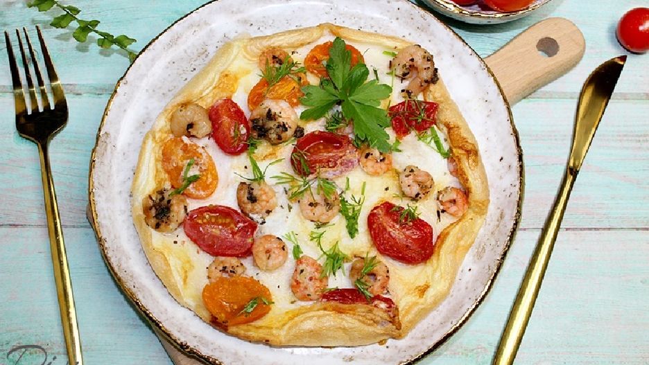 Omlet z samych białek z krewetkami i pomidorkami koktajlowymi