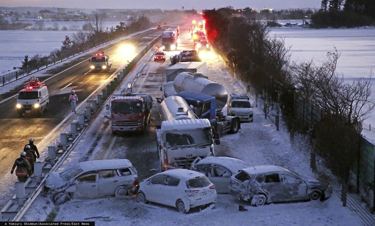 Gigantyczny karambol pod Osaką. 130 aut na zaśnieżonej autostradzie. Zabity i 10 rannych