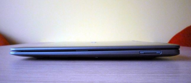 Acer Aspire S3 - ścianka prawa (czytnik SD)