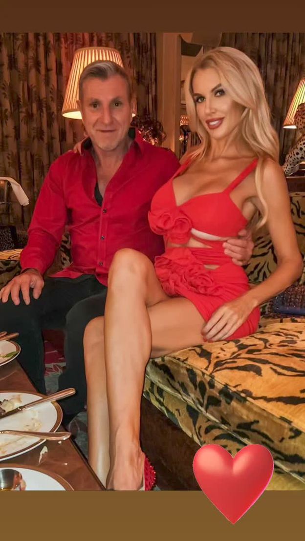 Aneta Glam eksponuje dekolt w czerwonej mini, tuląc się do 72-letniego MILIARDERA! Ładna z nich para? (FOTO)