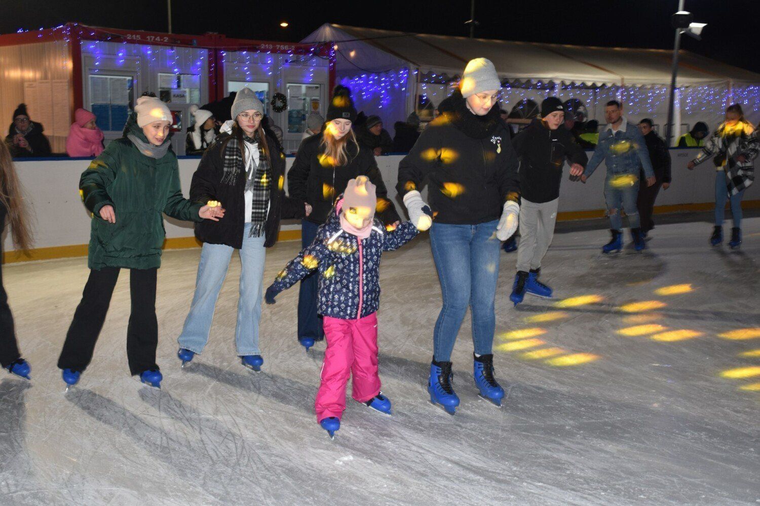 To największa zimowa atrakcja w Pleszewie. Trwa budowa miejskiego lodowiska