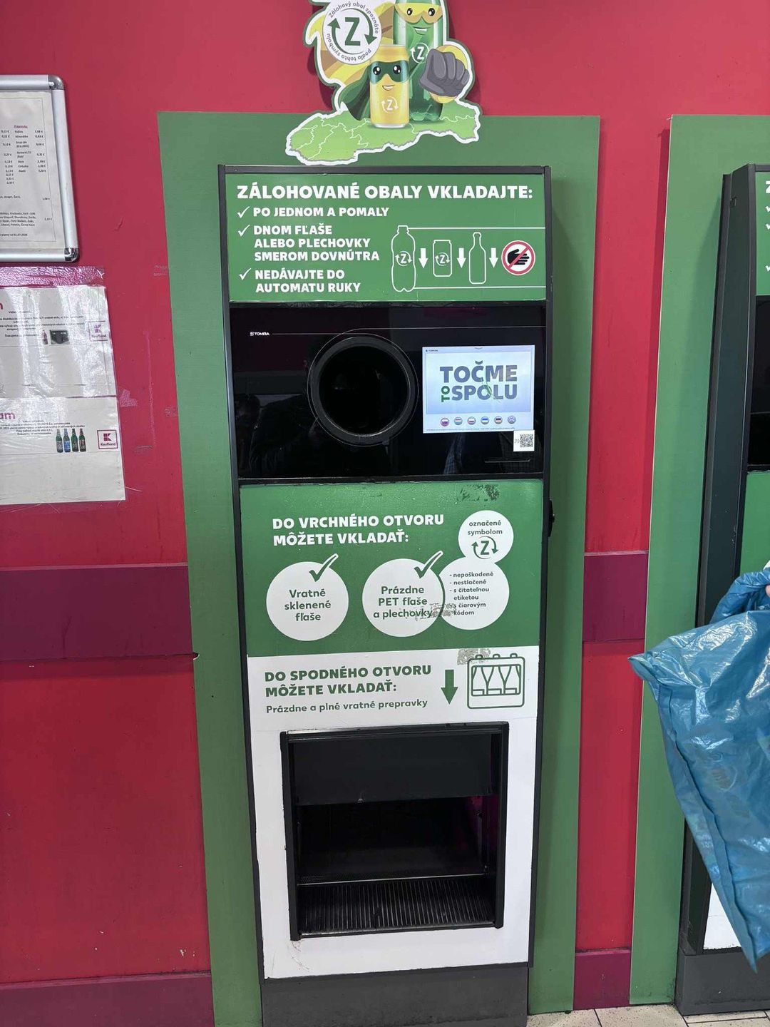 Automat do zbiórki butelek i puszek PET w jednym z supermarketów w Starej Lubowni na Słowacji