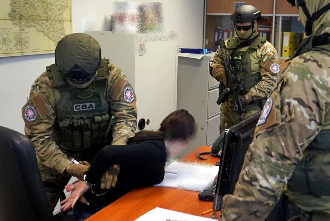 CBA zatrzymuje. Brali łapówki za "załatwienie sprawy"