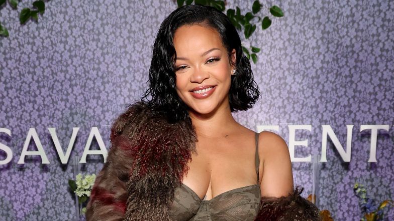 Ciężarna Rihanna pozuje w bieliźnie