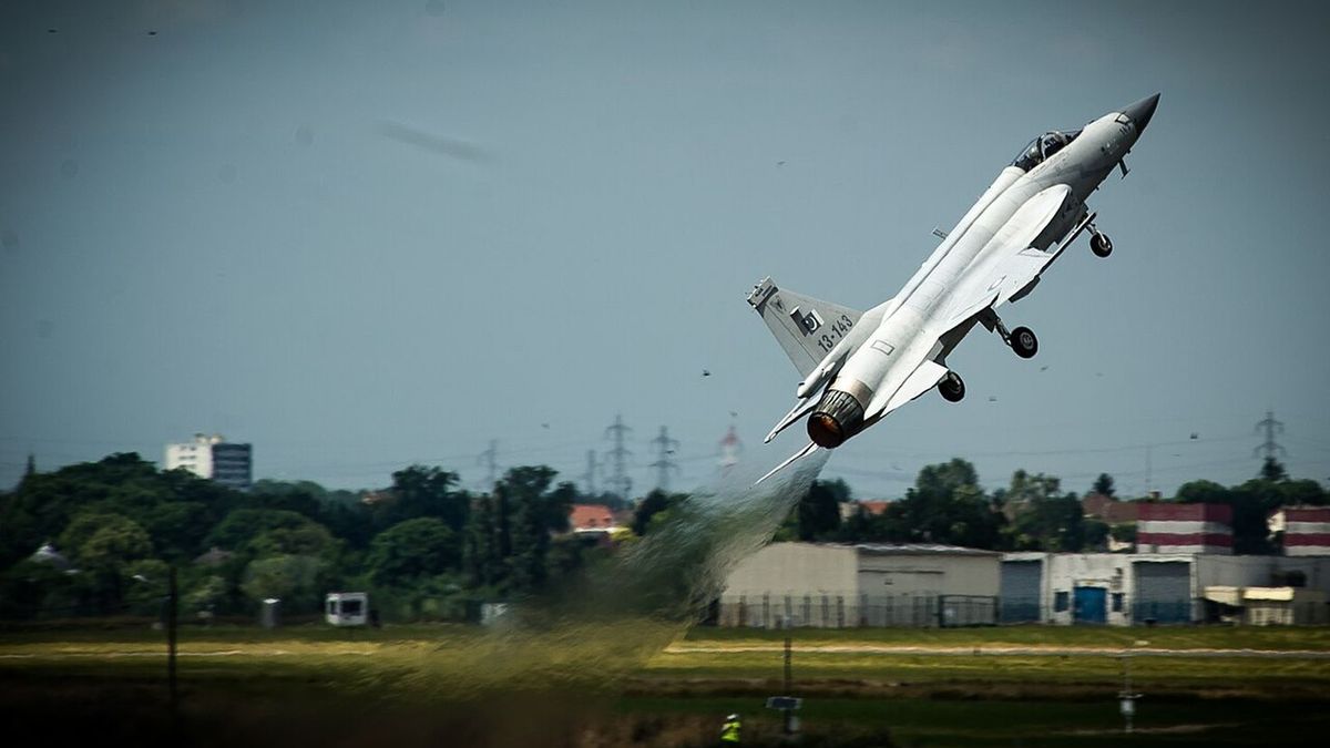 JF-17 Thunder na pokazie lotniczym w Paryżu