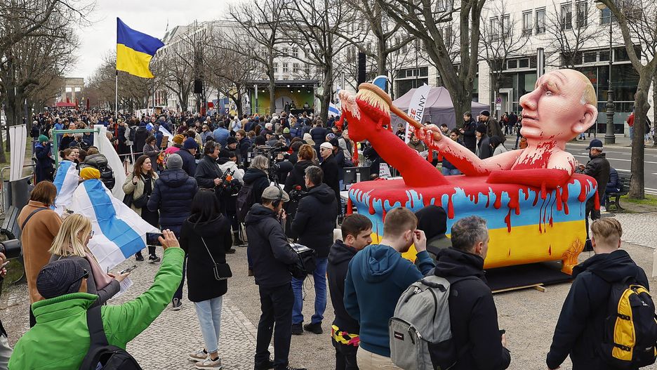 People attend a protest against the Putin regime in front of the Russian embassy in Berlin, Germany, 17 March 2024. Parallel to the presidential election in Russia, people are protesting on the streets with the slogan, 'No more Putin, war, lies, and repression'. EPA/HANNIBAL HANSCHKE Dostawca: PAP/EPA.