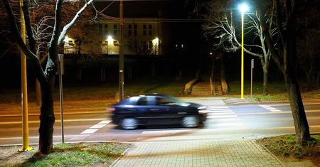 Pojawią się wyświetlacze prędkości i wysepki. Na wybranych przejściach dla pieszych ma być bezpieczniej