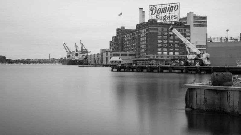 Usunął ze zdjęcia dźwig, którego nikt nie chciał wymazać. Zobacz jak retuszował obraz krok po kroku 1