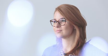 Lampki choinkowe, aparat, akcja! Prosty sposób na piękne portrety z przednim bokeh