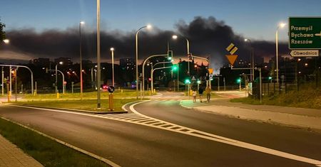 W nocy płonął budynek przy ul. Dzierżawnej. Ogień było widać z wielu kilometrów. Strażacy podejrzewają podpalenie