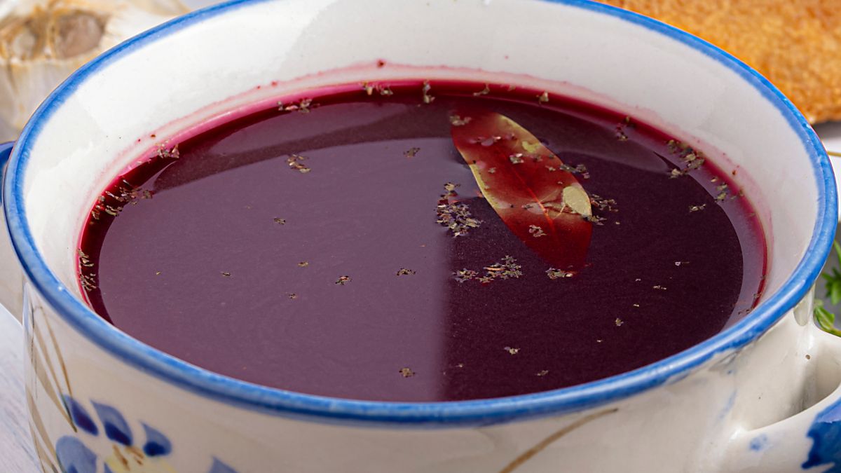 Barszcz z pieczonych buraków ma więcej smaku i ładniejszy kolor