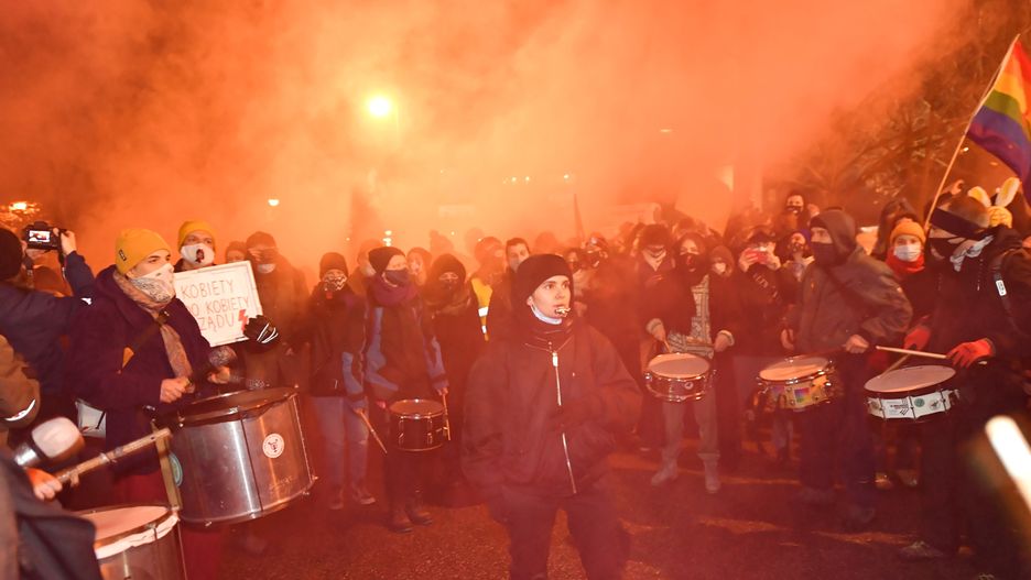 Warszawa, 20.01.2021. Protest pod hasłem #OtwarcieSezonu, zorganizowany przez Warszawski Strajk Kobiet, ze wsparciem Ogólnopolskiego Strajku Kobiet, 20 bm. pod Sejmem w Warszawie. (mr) PAP/Piotr Nowak