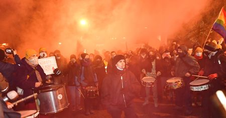 Warszawa. Strajk Kobiet. Atak na policję i obrońców Kościoła. Poleciały śnieżki
