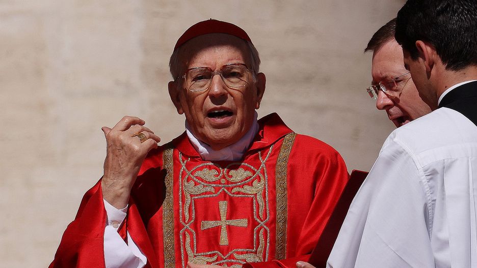 Giovanni Battista Re wygłasza homilię podczas pogrzebu Franciszk