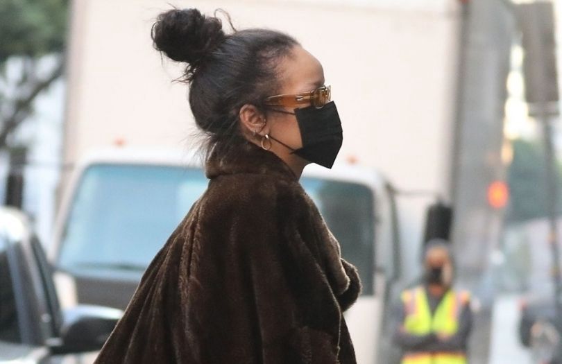 Rihanna w futrze i sandałkach przyłapana w Los Angeles