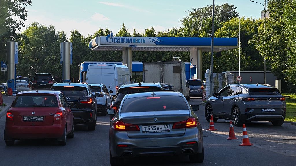 Rosjanie ustawiają się na stacjach w kolejkach po paliwo