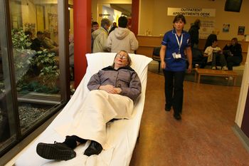 Anglia: gwałtowny wzrost hospitalizacji. Szczyt tuż przed świętami