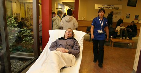 Anglia: gwałtowny wzrost hospitalizacji. Szczyt tuż przed świętami