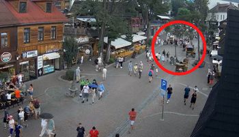 Chwila po 13:00. Na Krupówkach ten widok. Komentuje się samo