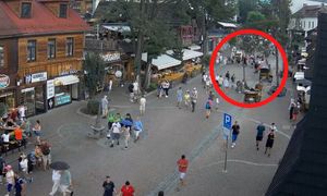 Chwila po 13:00. Na Krupówkach ten widok. Komentuje się samo