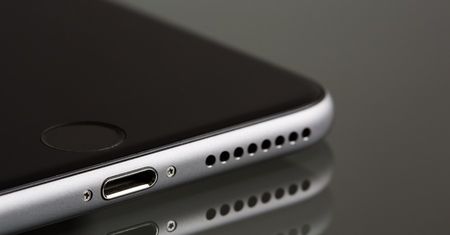 Równoczesne słuchanie muzyki i ładowanie nowych iPhone'ów to już nie problem