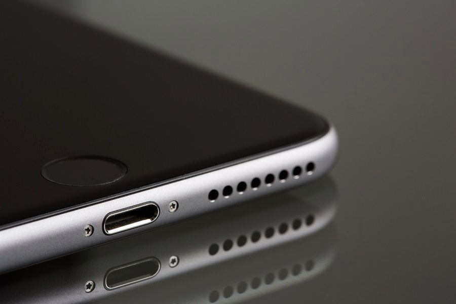 Równoczesne słuchanie muzyki i ładowanie nowych iPhone'ów to już nie problem 1