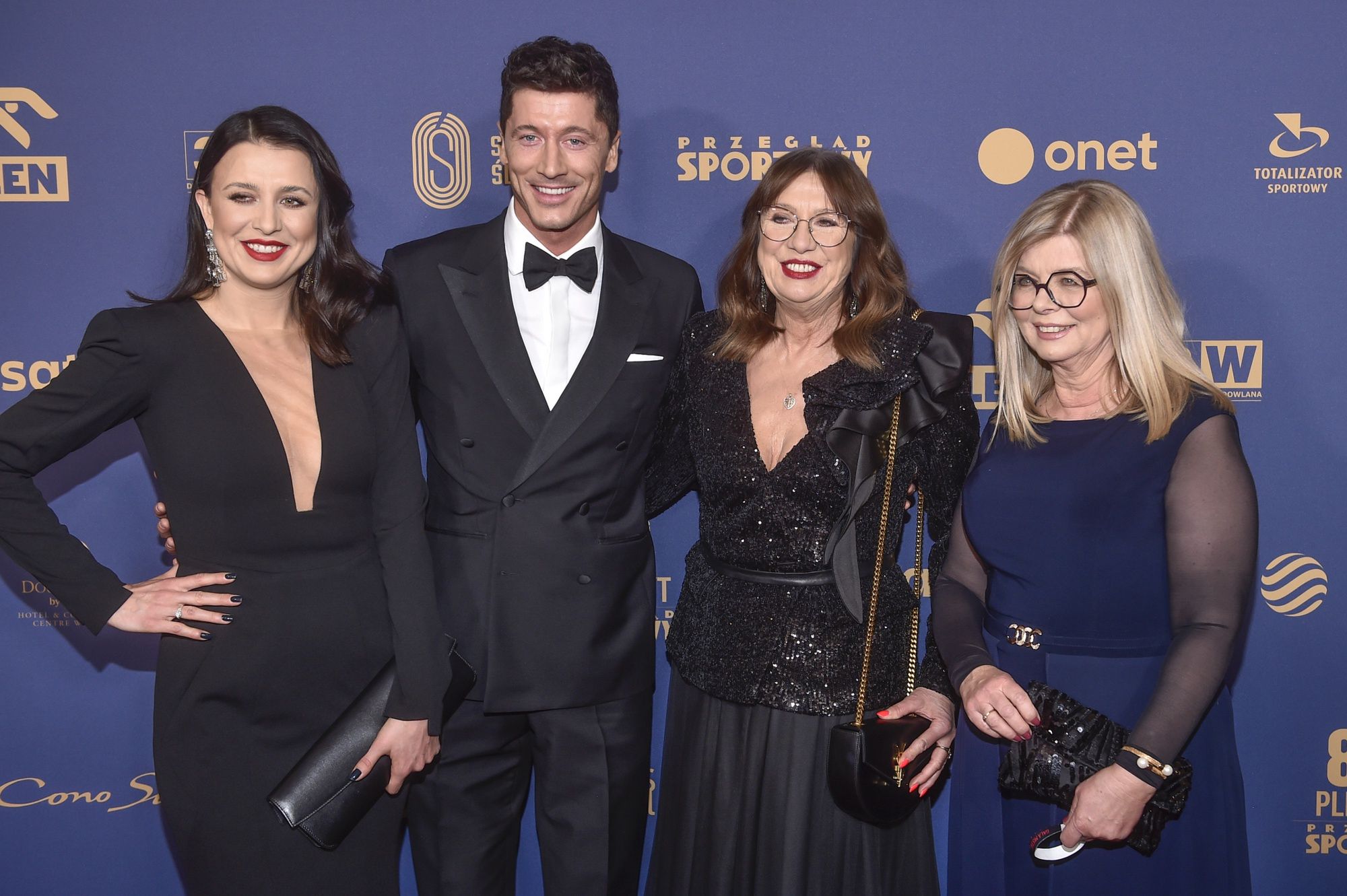 Robert Lewandowski pozuje na Gali Mistrzów Sportu z mamą, siostrą i teściową