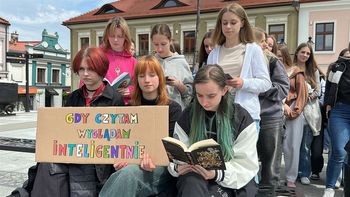 "Gdy czytam, wyglądam inteligentnie". Czytelniczy Flash Mob w Bochni z okazji Tygodnia Bibliotek