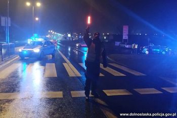 Samochód wjechał w nastolatków. Jedna osoba nie żyje. Kierowca uciekł