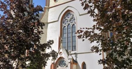 Proboszcz odwołany po oskarżeniach o molestowanie. Część wiernych protestuje